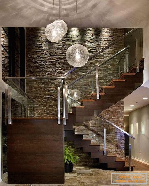 Gyönyörű fa lépcsők a házban - fotókiválasztás
