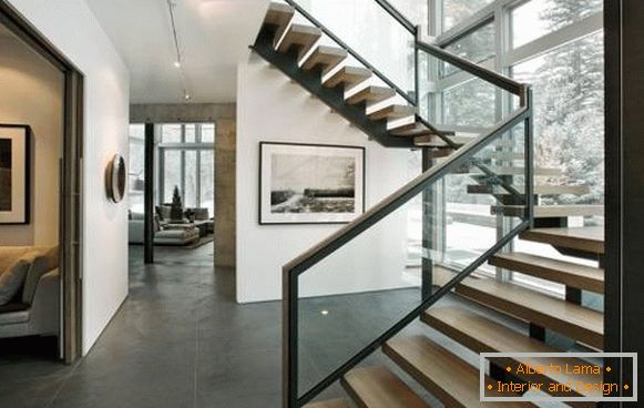 Fém lépcsők a ház második emeletén - fénykép