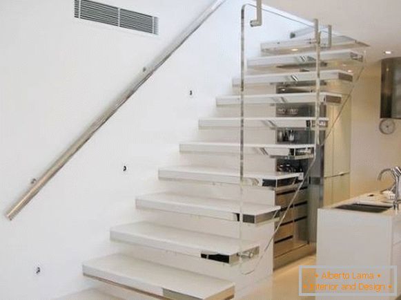 Gyönyörű lépcsők a házban - fotók fokozatokból és korlátokból