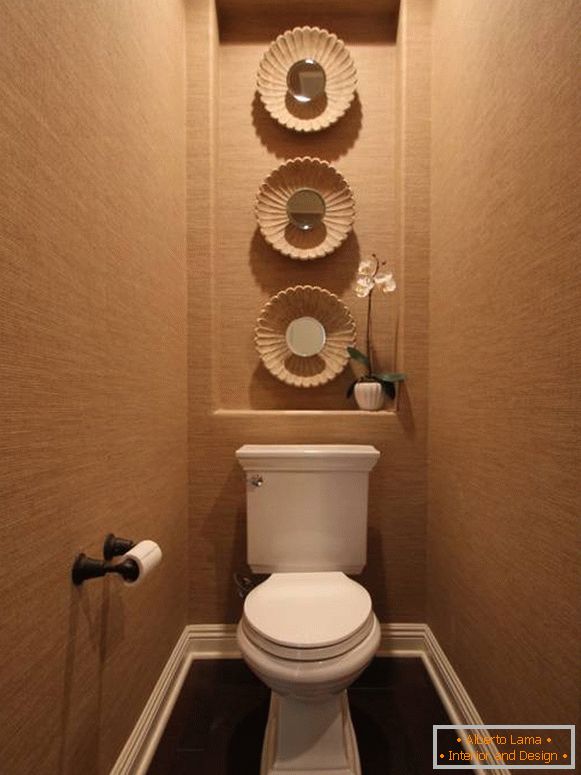 Niche dekorációval ellátott WC
