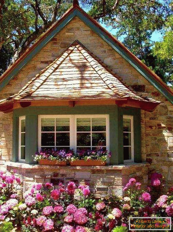 Gyönyörű egyemeletes ház, egy ablakkal, fotó 64
