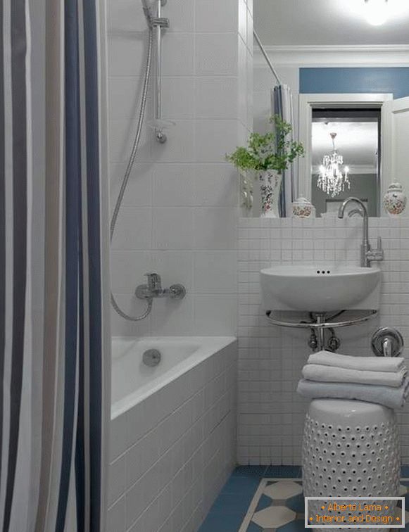 Gyönyörű kis fürdőszobák - fehér és kék fénykép