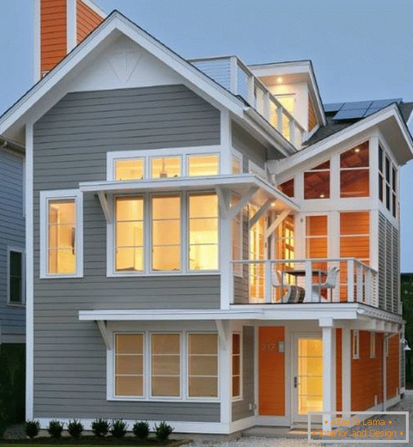 A ház modern szürke és narancssárga színű homlokzata