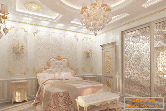 A hálószobában a stukkók díszítése a luxus stílusában