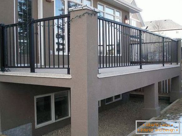Függesztett veranda betonból fém korlátokkal