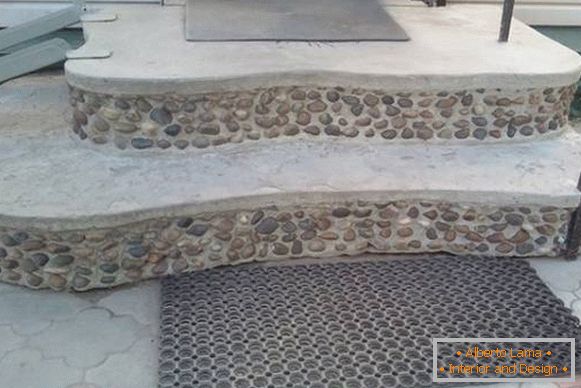 Szokatlan kivitelű gerenda betonból kis kavicsokkal
