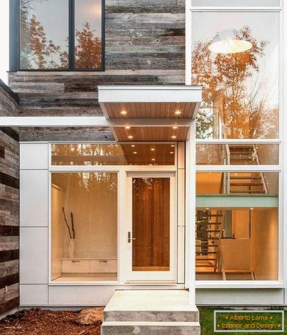 Egy kis, modern betonból készült veranda, gyönyörű tükörrel