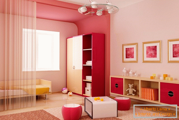 Rózsaszín festék a lakás falain és mennyezetén - fénykép