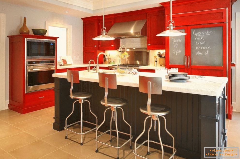 Többszintű mennyezet a konyhában piros bútorokkal