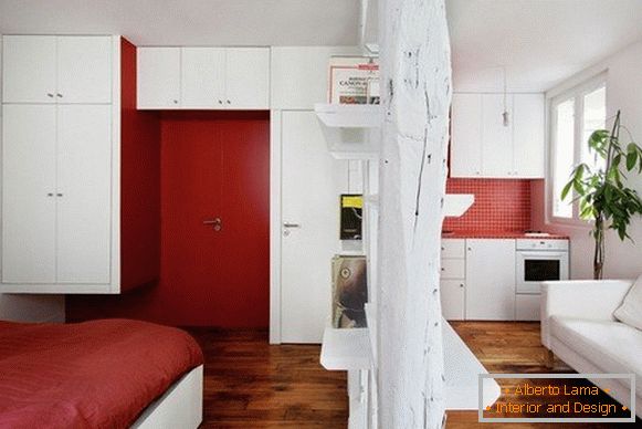 A lakás kreatív belseje piros színben