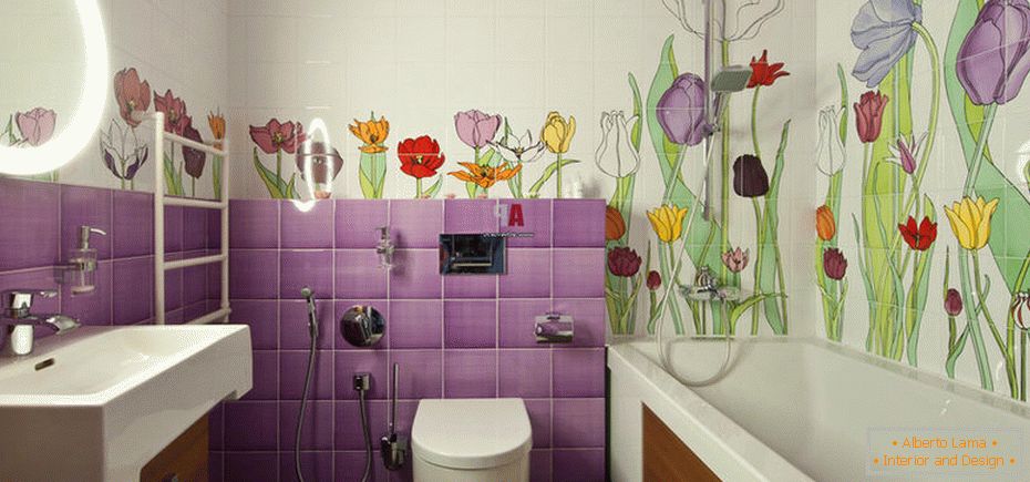 Csempe virágos mintával a fürdőszobában
