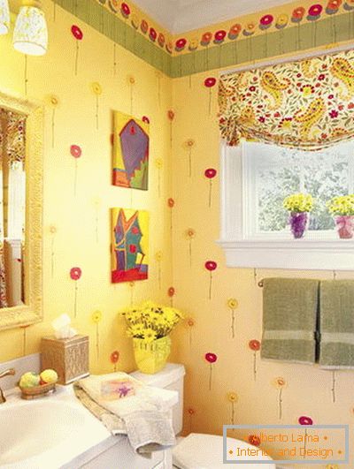 Virágok és függönyök a fürdőszobában