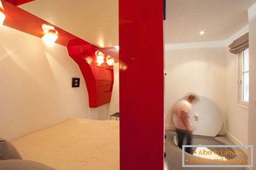 A hálószoba eredeti kialakítása: transzformálható piros-fehér szoba és fürdőszoba