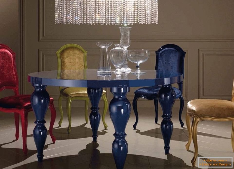 Kék kerek asztal a belső térben