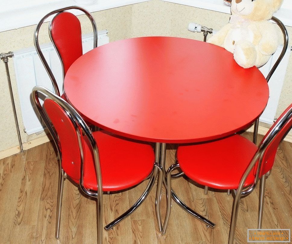 Piros kerek asztal a belső térben