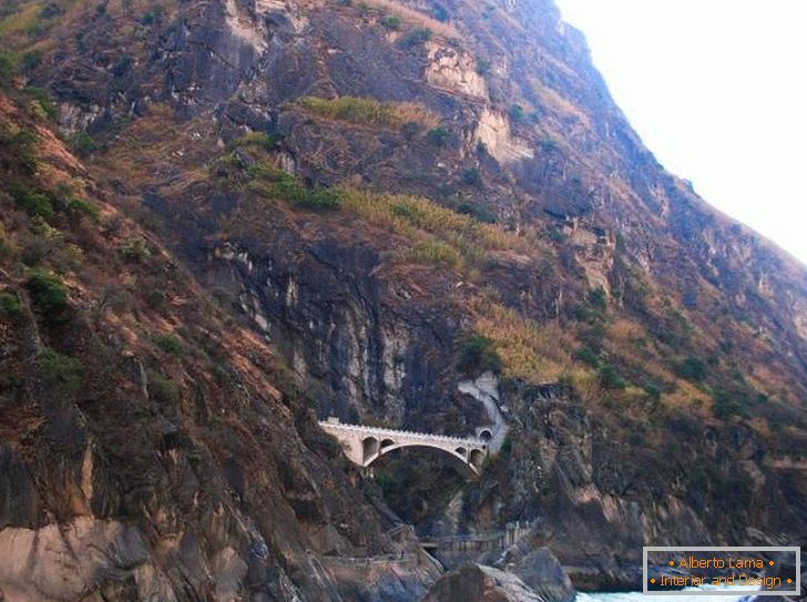 Kilátás a Leaping Tiger Gorge (Lijiang)