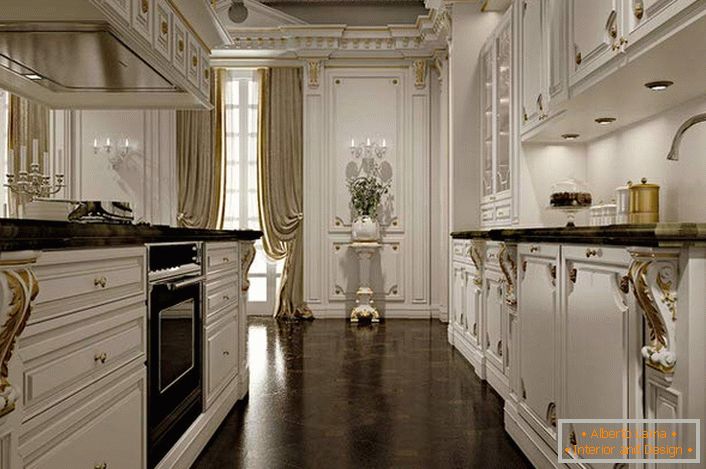 A konyha fehér és aranyszínű nemes belseje a ház tulajdonosának jó ízlése. 