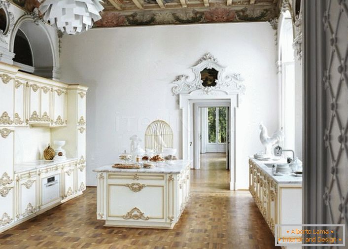 A barokk stílusú belső tér díszesen, nemesi és funkcionálisan díszített.
