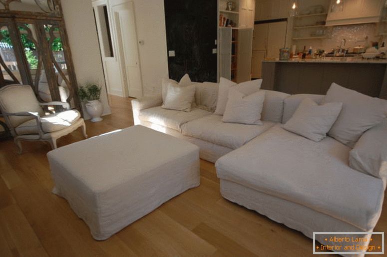 bútor-belső dekoráció-klasszikus fehér kanapék-with-párnák-és asztali kombinált-with-fa-padló-és nyitott konyha-terv-for-inspiráló-nappali-design-ötleteket-comfortable- modern kanapé-with-soft-le