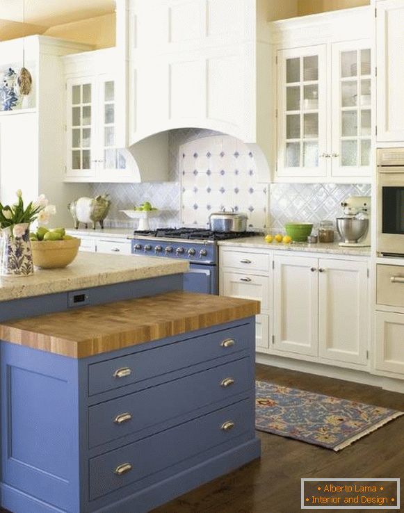 Fehér és kék konyha Provence stílusában