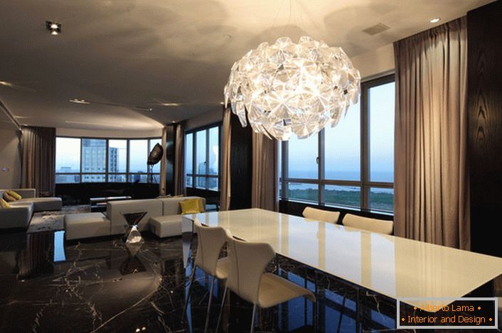 A masszív csillár a nappaliban magas színvonalú stílusban elegendő fényt biztosít. Futurisztikus design - stílusos megoldás a belső térben.
