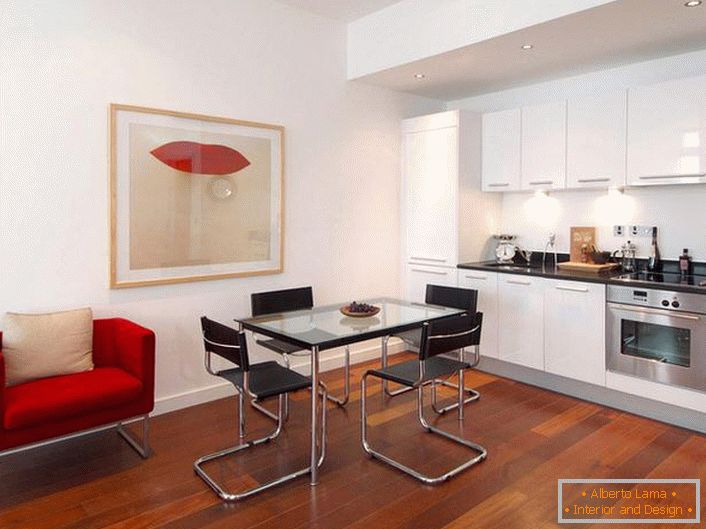 Stílusos konyha piros színnel. A minimalista stílus előnyös megoldás a stúdió apartmanok kialakításához. 