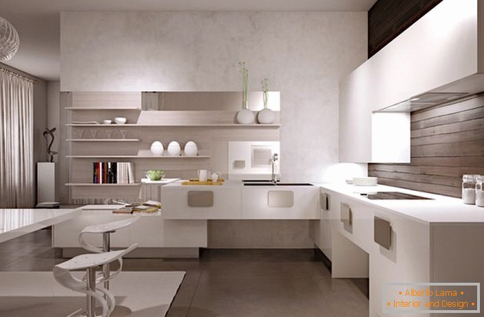 A fehér színű, minimalista belső tér harmónikusan illeszkedik a munkaterület feletti faszerkezethez.
