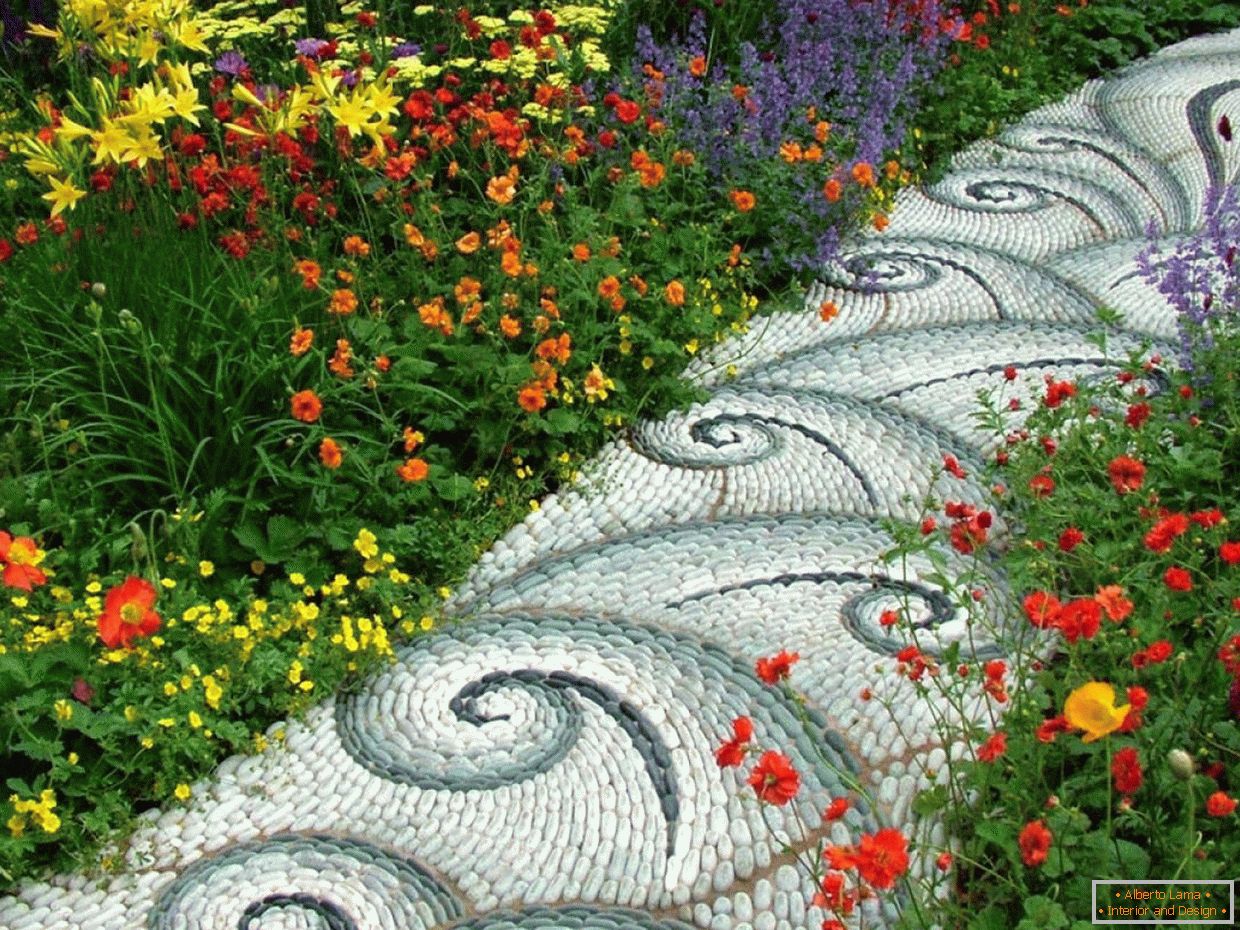 A kerti ösvény dekoratív kialakítása