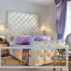 A hálószobában lévő függönyök lila színűek