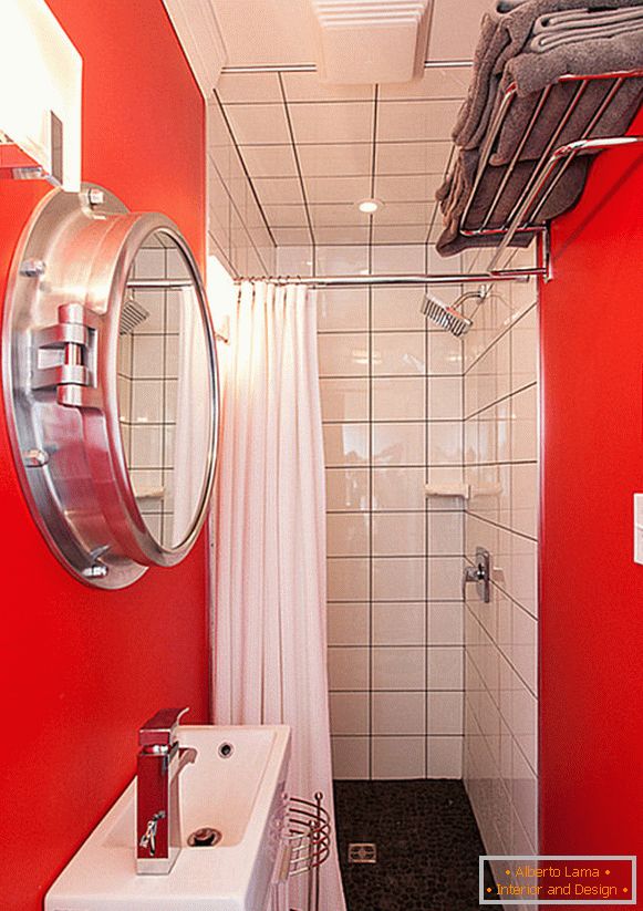 Vékony piros színű, kis fürdőszoba