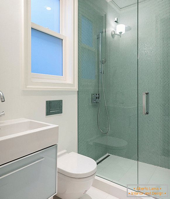 Üveg zuhany egy kompakt fürdőszobában