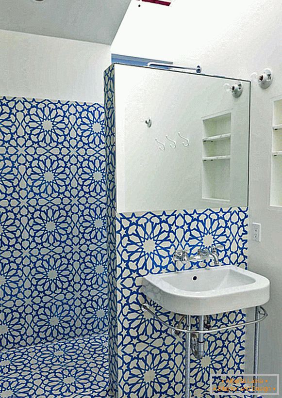 Kék virágos mintás a falon a fürdőszobában