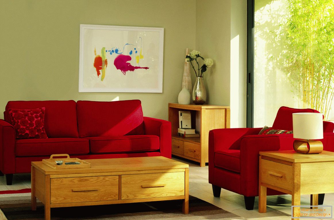 Vörös bútorok a világos nappaliban