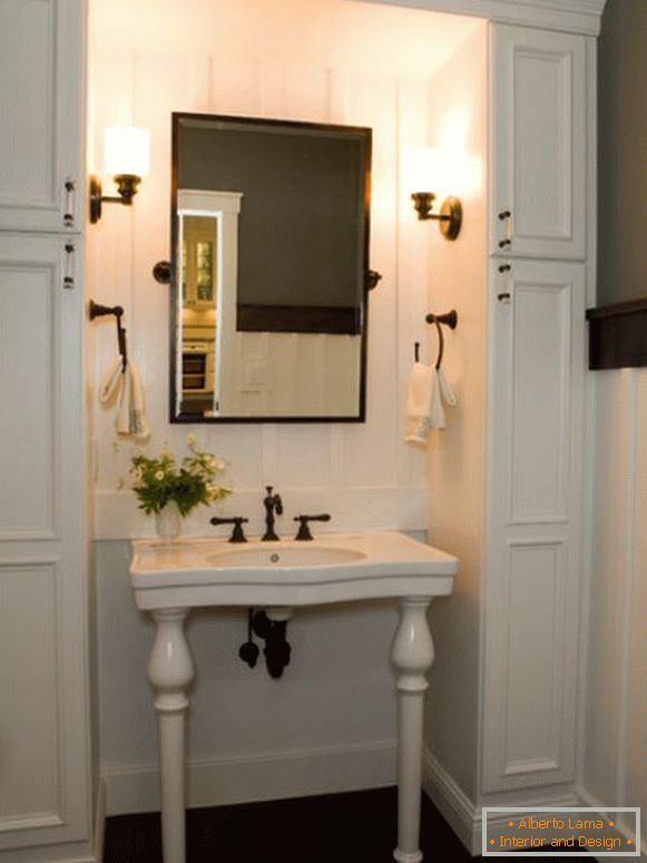 Mosdóasztal tükörrel és törülközőtartóval a fürdőszobában