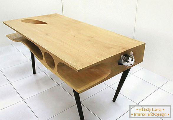 Szokatlan asztal egy macskával ellátott házban