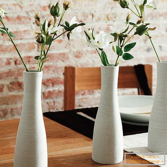 Vázák virágokkal az asztalon