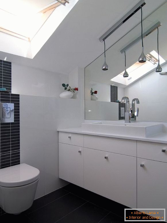 Kis fürdőszoba fekete-fehérben