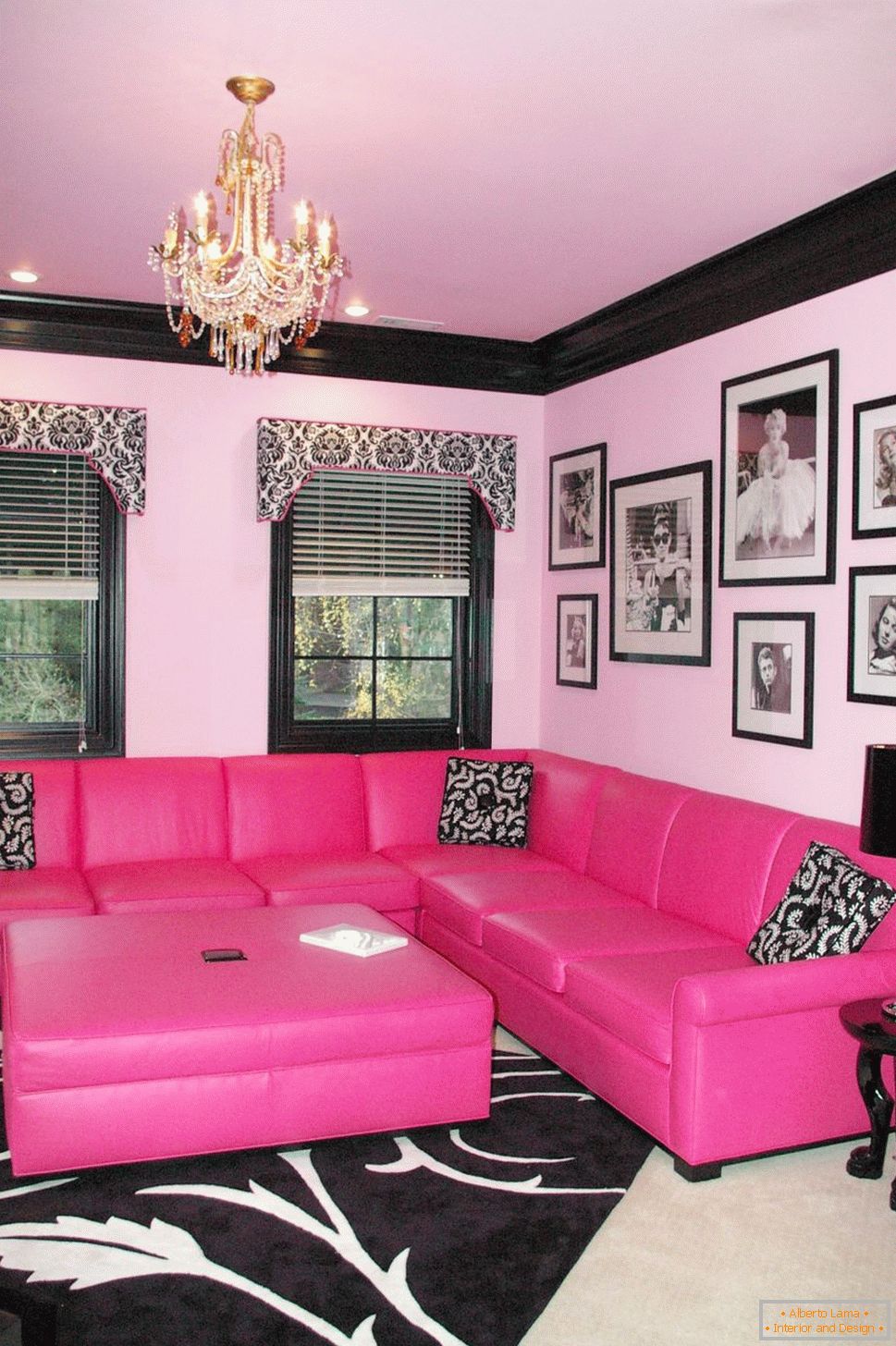 Rózsaszín kanapé párnákkal a keleti stílusban