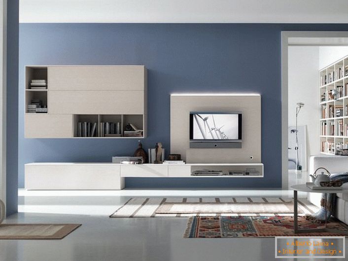 A high-tech stílusú belső bútoroknak funkcionálisnak és stílusosnak kell lenniük. Számos irodája van, a nyitott polcok a fülhallgató csuklós részében a nappaliban. 