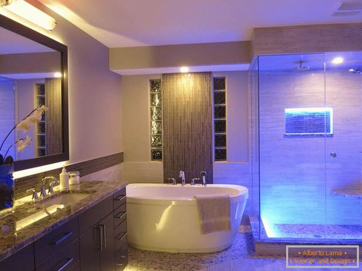 A hi-tech stílus az egyik legsikeresebb stílus, amelyet a fürdőszoba díszítésére használnak. 