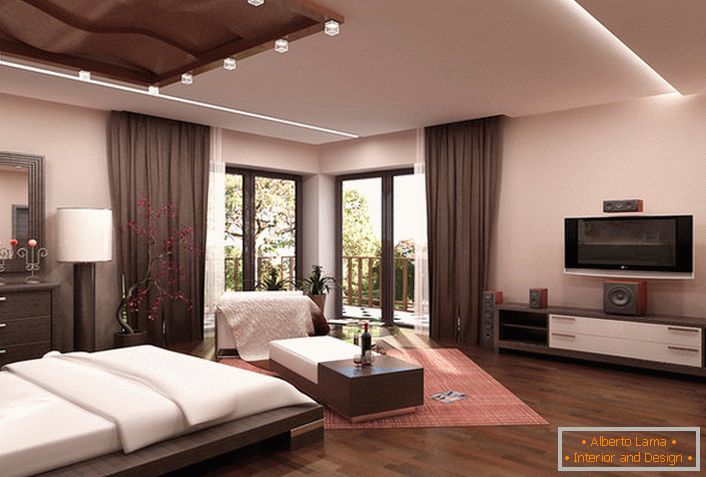 Tágas hálószoba high-tech stílusban bézs színekkel egy fiatal család házában Rómában.