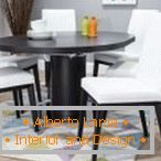 Sötét színű asztal és szék