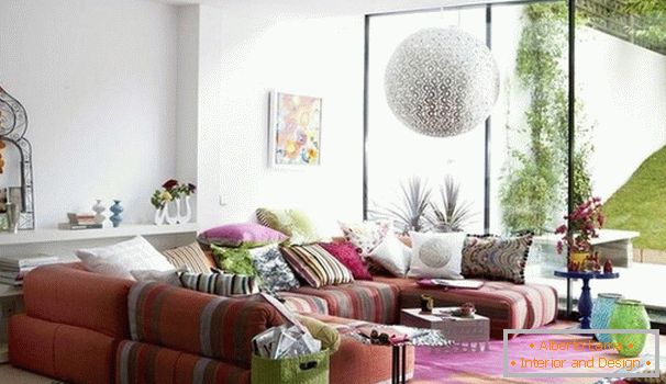 U-alakú kanapé a világos nappaliban