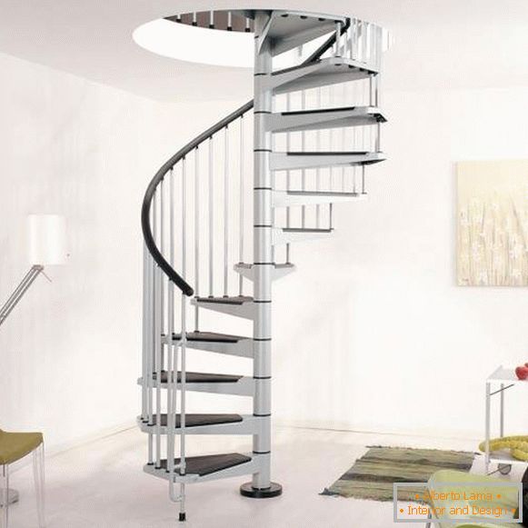 csavar лестница в частном доме из металла с покрытием ступеней