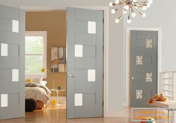 Az ajtók és padlók világos színe a belső térben - fénykép
