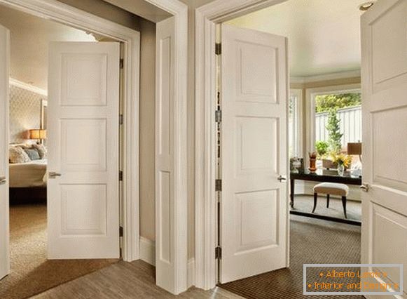 Gyönyörű belső ajtók a belső térben - fehér fénykép