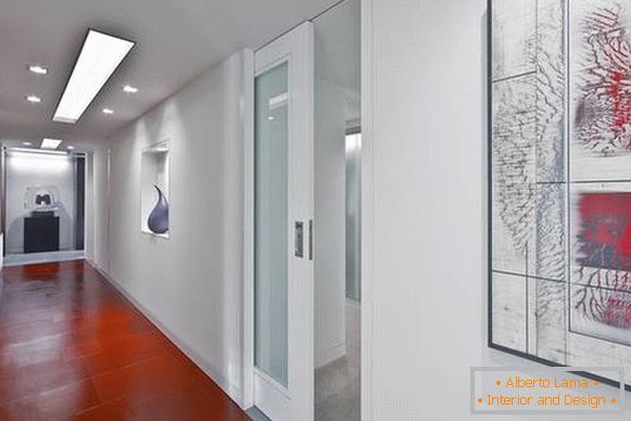 Fehér ajtók a lakás belsejében - a folyosó képe