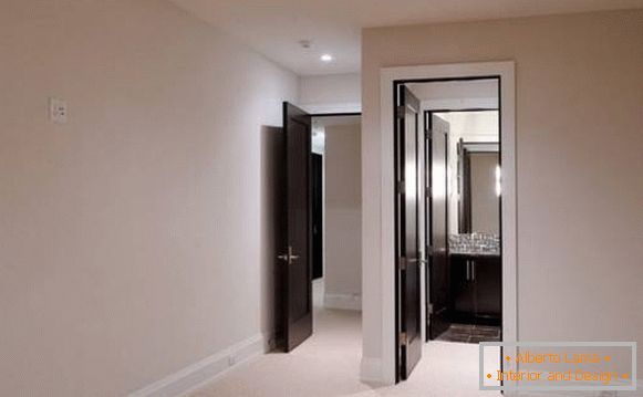 Hogyan lehet kombinálni az ajtókat és a padlókat a belső térben - fotó