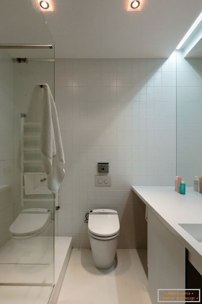 A fürdőszoba egy kis kétszobás apartman Kijevben