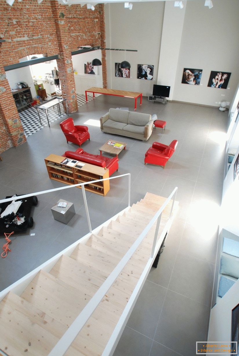 Egy új stúdió lakás lépcsője Olaszországban